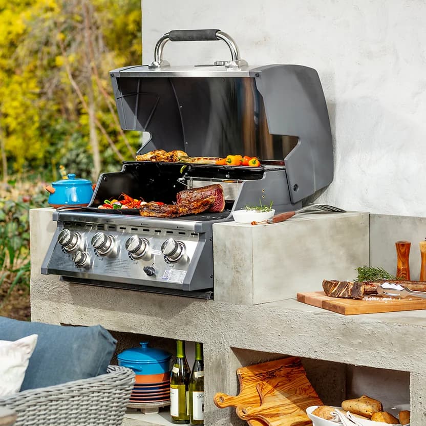 Zona BBQ con parrilla y área de convivencia al aire libre