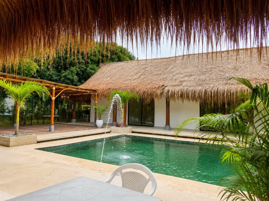 Piscina y zona social del condominio San Martín II